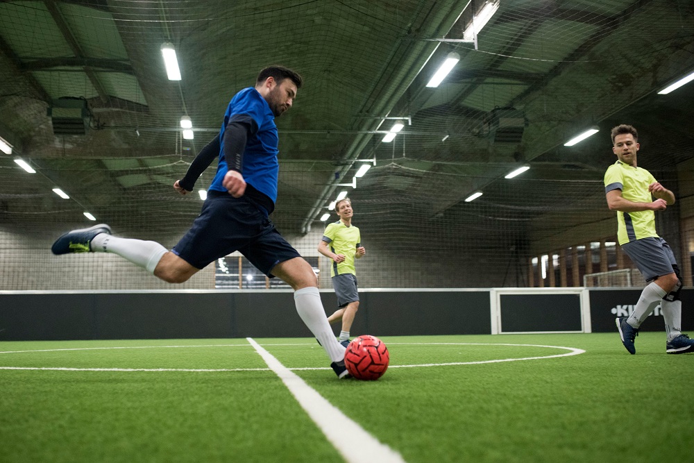 Спортсмен занимающийся футболом. Что развивает футбол. Специальные физические качества в футболе. Футбол улучшает здоровье.